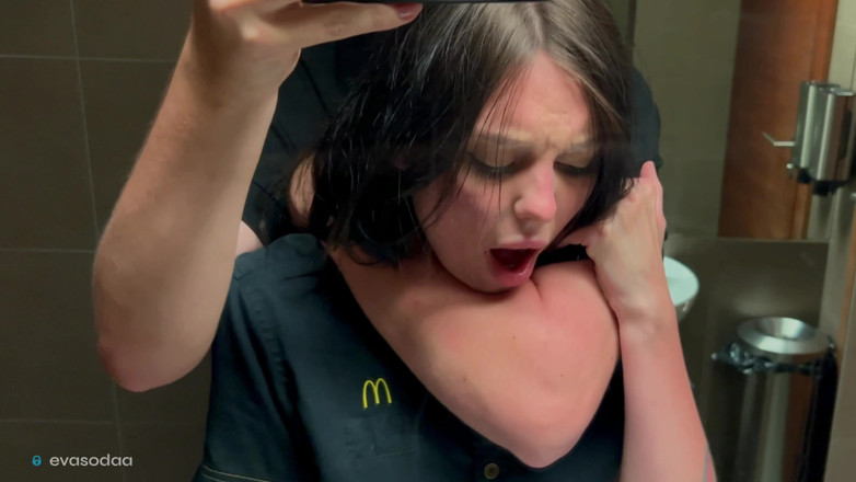 Eva Soda: Riskanter sex in einer toilette, gefickt, eine Mcdonalds angestellte über verschüttete...