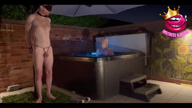 Mistress_BJQueen: Fasthållen utanför badtunnan naken medan jag kopplar av