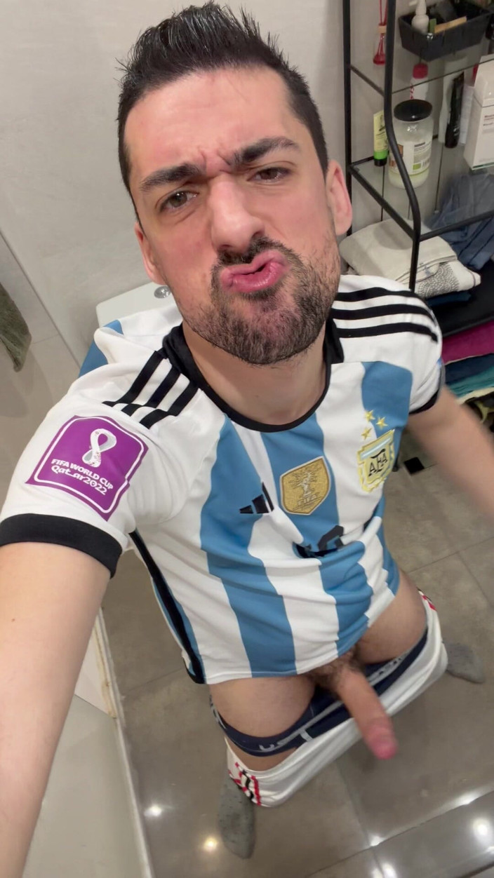 Liam Harding: hot sautela paapa land hilaate hue bara land dikha raha...
