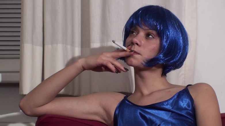 Femdom Austria: Bellezza colorata per capelli che indossa lingerie e calze che...