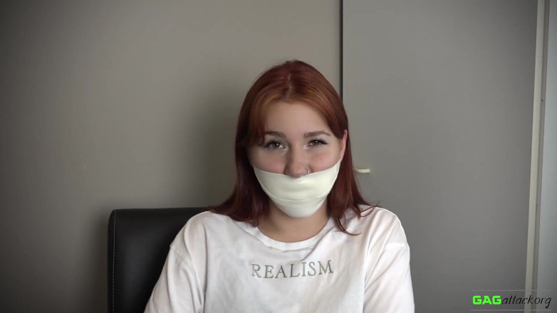 Gag Attack: Red Foxy - Mit klebeband geknebelt