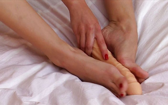Radical pictures: Sexy tiener speelt met dildo met haar voeten