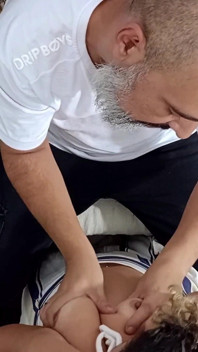 La domestica viene punita con schiaffi e sesso orale