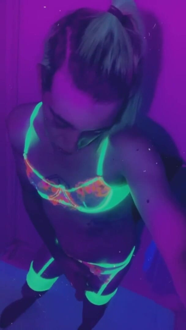 CarmenMelatonin: Awek rave yang cantik bersedia untuk berpesta