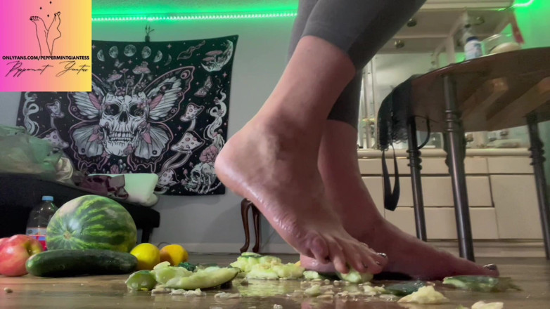Peppermint Giantess: Velikost 16 bosé zničení ovoce drcení obryně