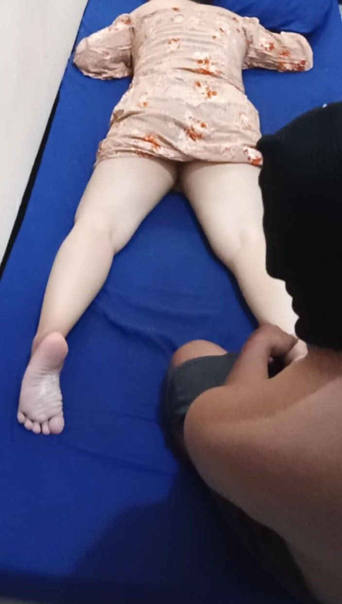 Angelina Pop: 在按摩时操邻居的女孩