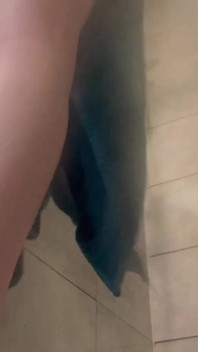 La petite géante me regarde secrètement prendre une douche et pour prendre son petit-déjeuner