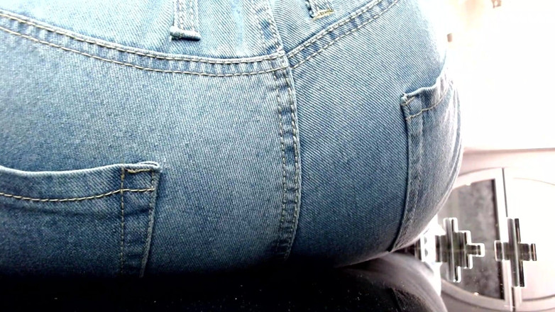 Maeling: Pantat dan celana jins denim diinjak-injak