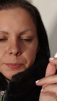 Carla fume dans une veste de fourrure