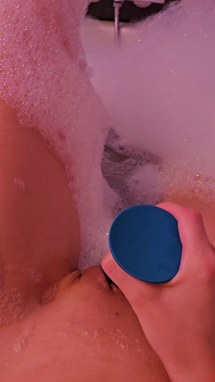 petitesubkitten: Join Me for a Steamy Bath