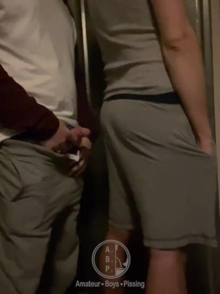 AmateurBoysPissing: Laat op de avond, lege straat ... Een hetero jongen besloot...