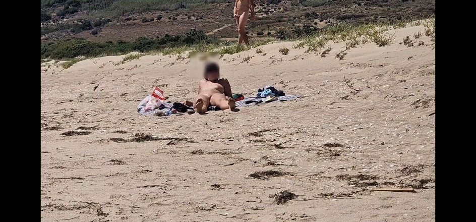 JonDickFlash: Di pantai, orang asing masturbasi sambil melihatku