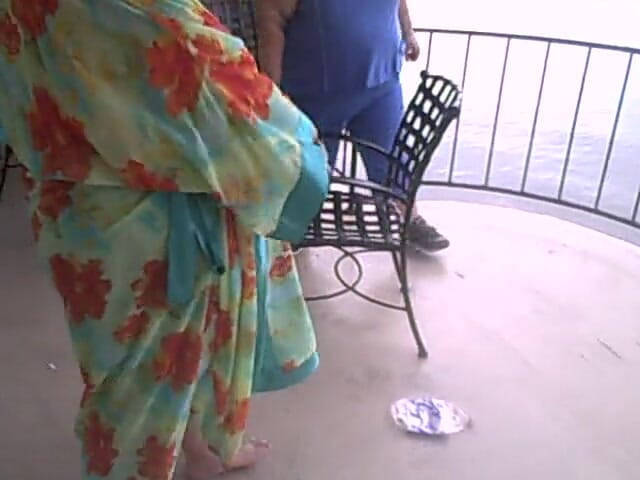 BBW nurse Vicki adventures with friends: 2个胖美女用裸脚粉碎一个，另一个