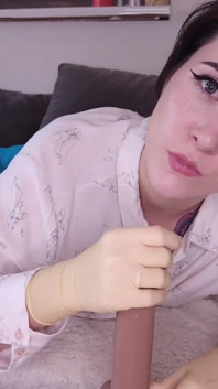Deine dumme freundin hat angst, deinen schwanz ohne handschuhe zu wichsen