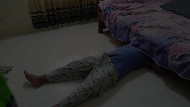 Aria Mia: Мусульманська гаряча покоївка з великою дупою в хіджабі застрягла під ліжком під час прибирання спальні.