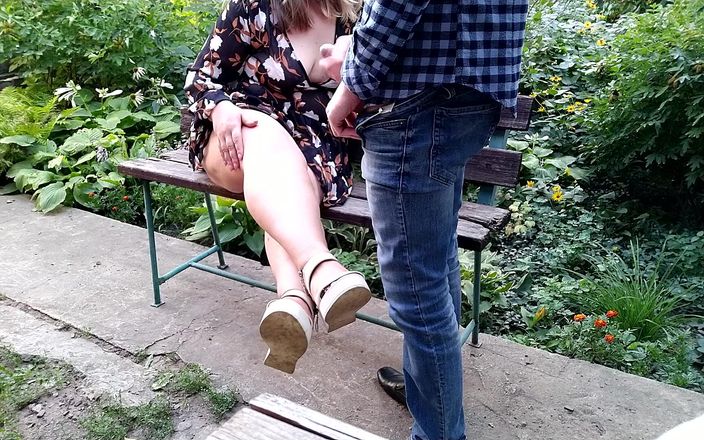 OurFetishLife: Nádherná dostane sperma na své nádherné holé nohy