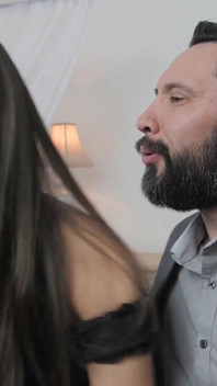 Tommy chupa los lindos dedos de los pies de latina Eliza Ibarra y se lame el culo antes de hardcore doggystyle