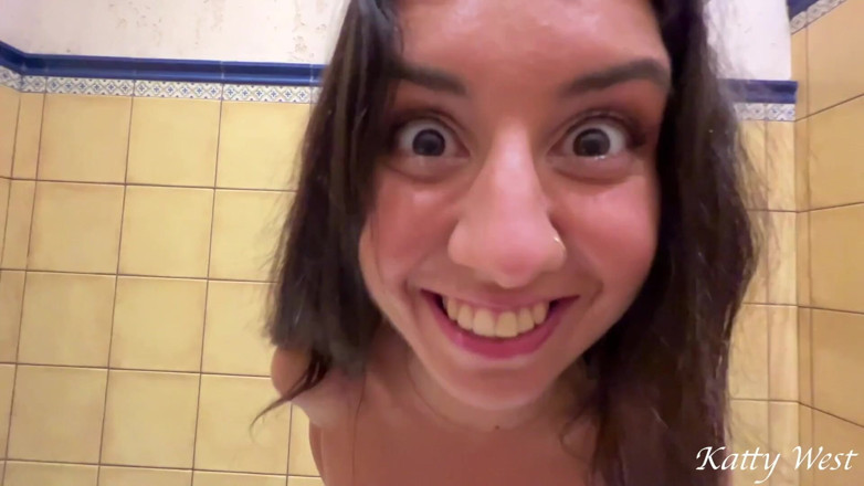 Katty West: Recogemos dos bellezas con un amigo y las follamos duro. 2...