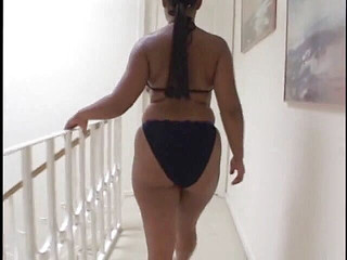 Best Butts: 大屁股黑人女郎在被肛交在沙发上之前舔舐大鸡巴