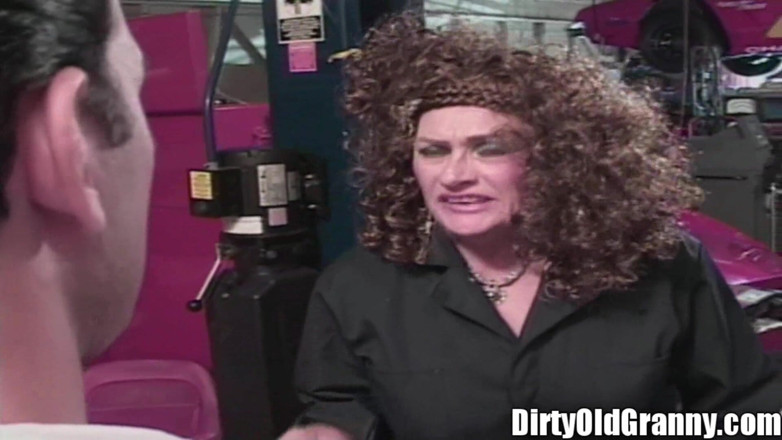 Dirty Old Granny: Güzel memeli nine kıllı amcığı sikiyor nine olgun otomatik fahişe!