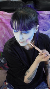 Alice dělá make-up