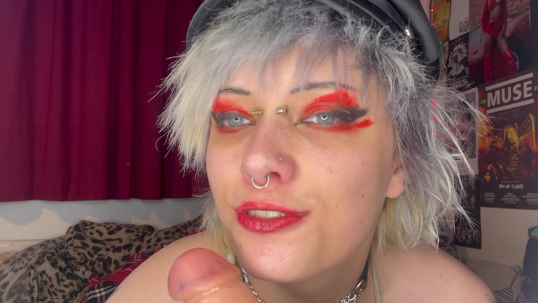 Glitterqueen1999: Neuk mijn mond en poesje stiefbroer? Pijpbeurt diep in de...