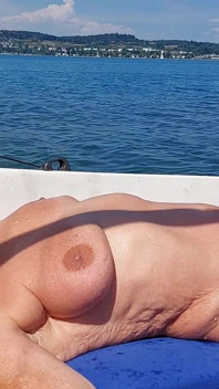Femeie matură complet goală pe o navă cu pânze!