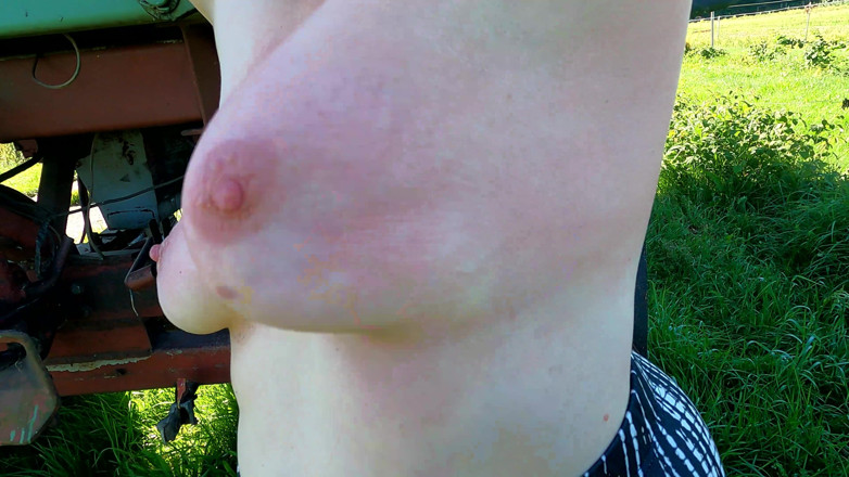 Bouncy Tits Action: 裸の胸が