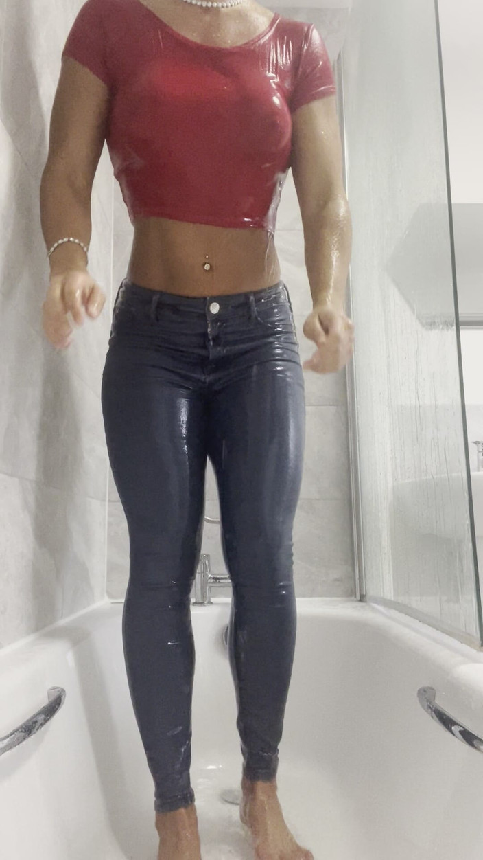 CALLIE ROKS: Muskel posierende abs, nasse, dampfende dusche, nasses t-shirt