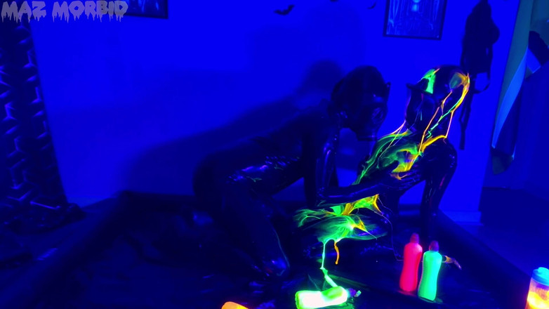 KinkyFemdomTV: Uv mokra i niechlujna maska gimpy gas zabawa z Patricią