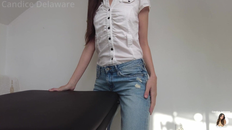 CandiceDelaware: สาวน่ารักในกางเกงยีนส์ถูหีจนแตกบนโต๊ะ