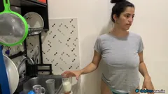 乳白色奶子大量牛奶