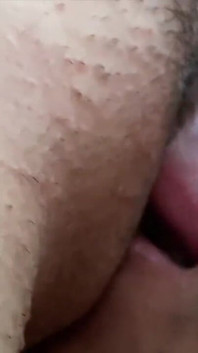口に潮吹きを含んで目が覚めると、彼らは私のマンコを食べ、私は男の子を濡らします