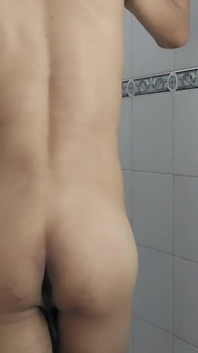 Aku lagi asik muasin lubang pantatku pakai dildo sampai bergetar