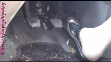 Carmen_Nylonjunge: "Voiture : pantoufles et pompage de pédales"