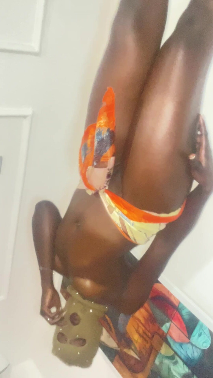 DivaHouz: Ateşli ince kalın Afrikalı zenci yağlanmış dik memeler seksi dans