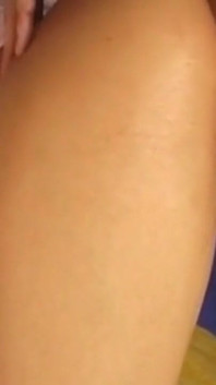 Cewek kurus rambut cokelat ini lagi asik fingering memeknya sampai dicrot sperma hangat
