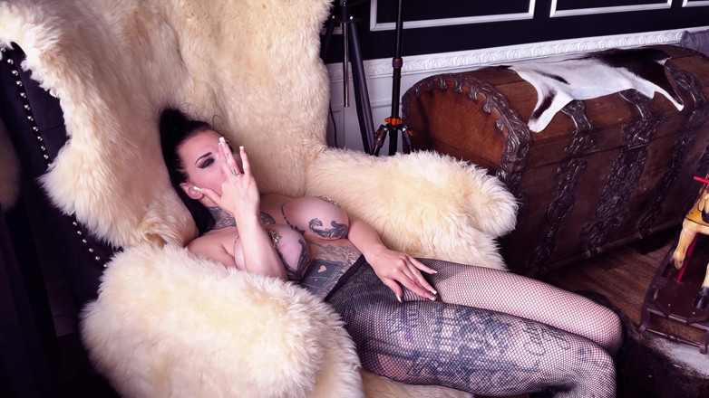 MissAlessaMilano: Seksi gotik kız, sivri parmak lastiğiyle mastürbasyon yapıyor