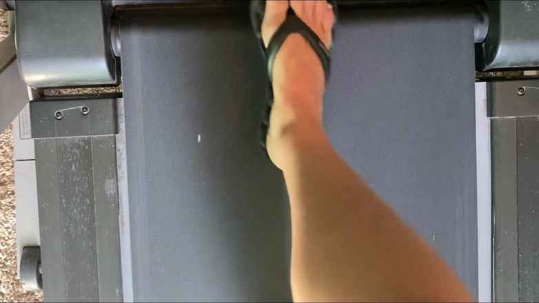 footivities: Piedi in infradito sul tapis roulant - I piedi di Ivys