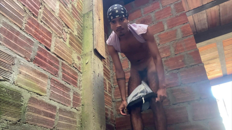 vergar4_daviid: 나는 산책하러 갔고 버려진 집에서 자위를 끝냈다.