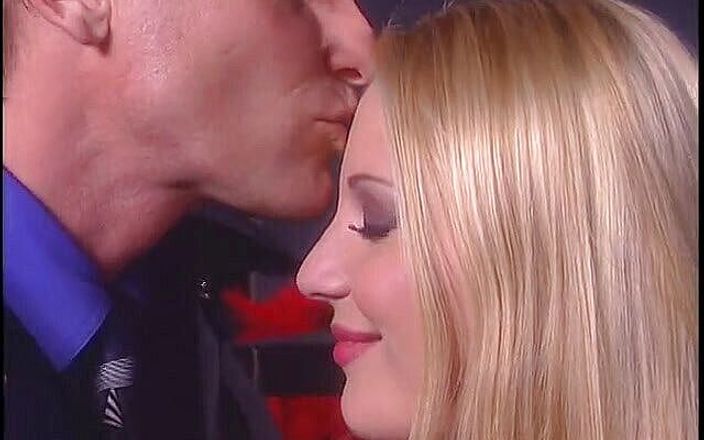 Double Penetrated: Une salope blonde se fait baiser par une double pénétration