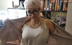 AimeeParadise: Carottes et courgettes dans la douce chatte d'une secrétaire mature...