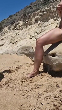 陌生人接近裸体自慰的女人并帮助他打手枪