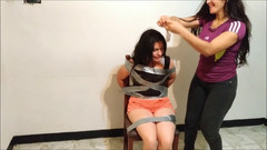 Selfgags Latina Bondage: Latina MILF nevlastní máma dělá překlenutou OTN Monster Tape Gag...