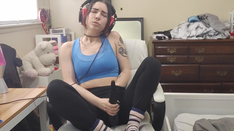 lilredvelvettt: Acabando con la música usando auriculares