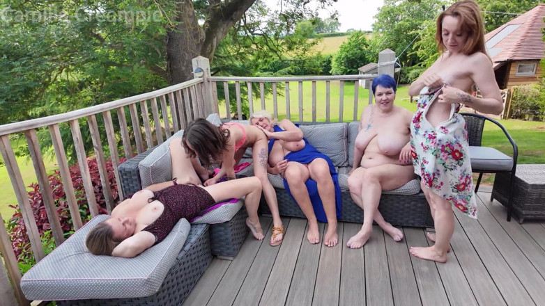 Camilla Creampie Girls: П'ять мамок облизують на палубі