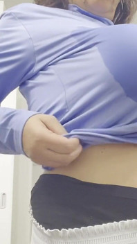 Țâțe de curvă țâțoasă legate sub pulover