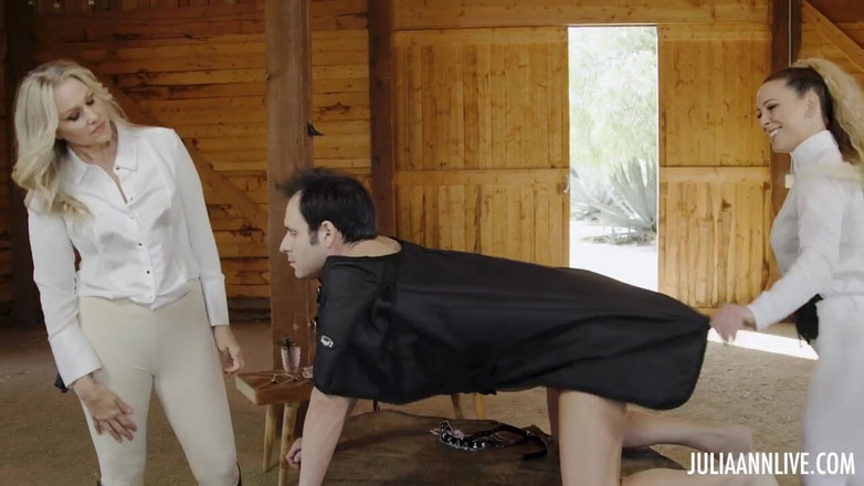 Julia Ann: Julia Ann Pony esclava arreglada y lubricada en el cobertizo