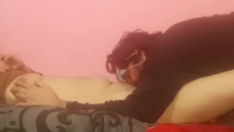 SHAKRATASNEEM: Une demi-sœur desi se fait baiser par son demi-frère