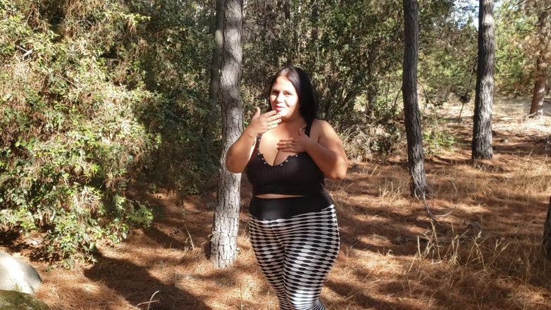 Riderqueen: sauteli mammi takiye par jangal men kood rahi hai